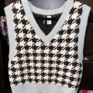 H&M Divided Houndstooth Knit Sweater Vest in Black, Ivory & Light Blue